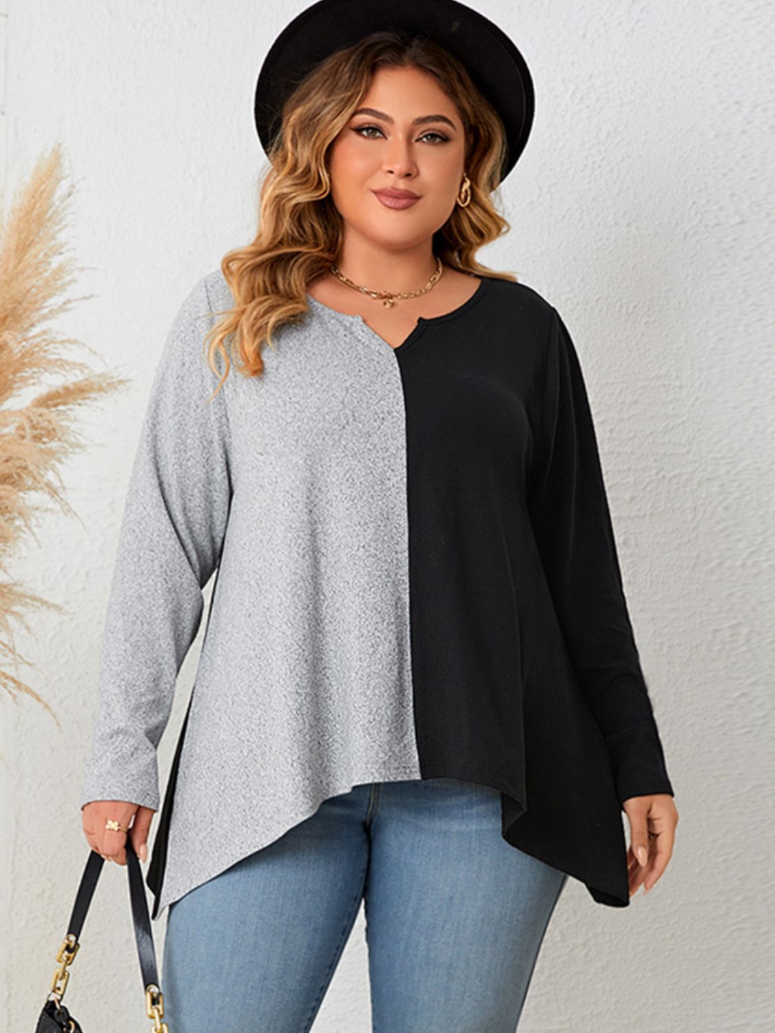 Plus Size Contrast Notched Neck T-Shirt - FunkyPeacockStore (Store description)